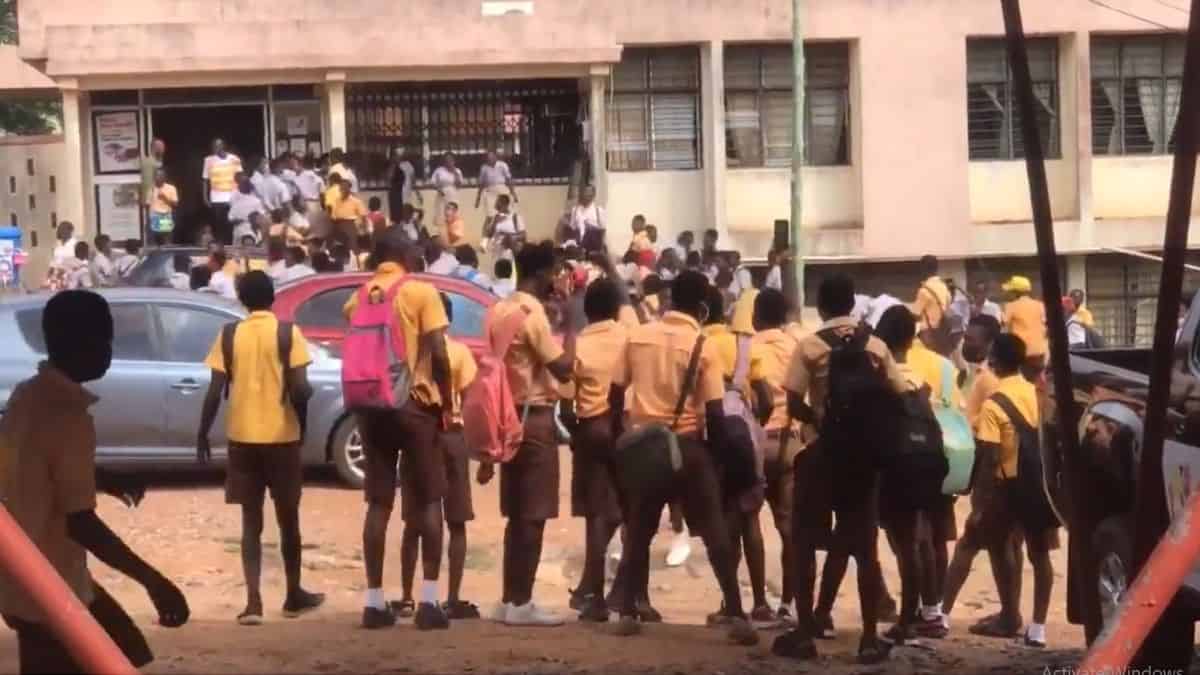 Read more about the article “No Infrastructure, No school”- Basic school students in Obuasi storm municipal office to protest poor structures