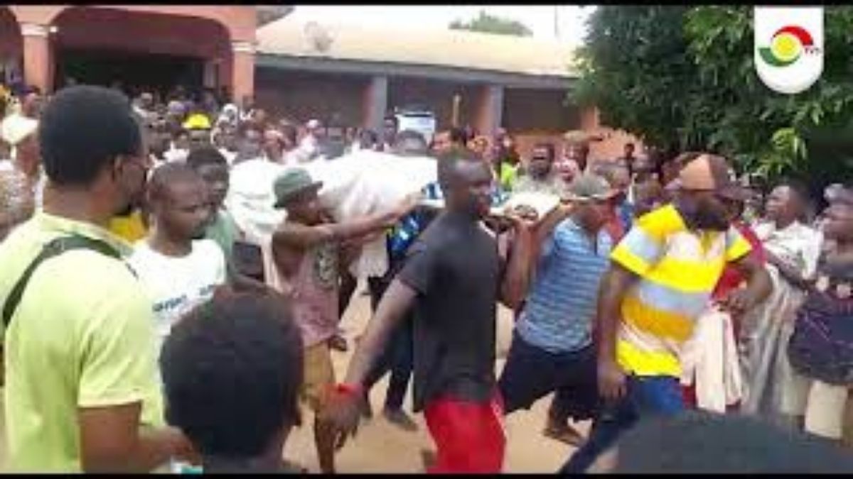 Read more about the article VIDEO-Body of the shot protester Kaaka being conveyed for burial amidst Ejura protest pops up