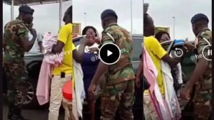 Read more about the article VIDEO-Woman Fights With Soldier man After He Took Her License